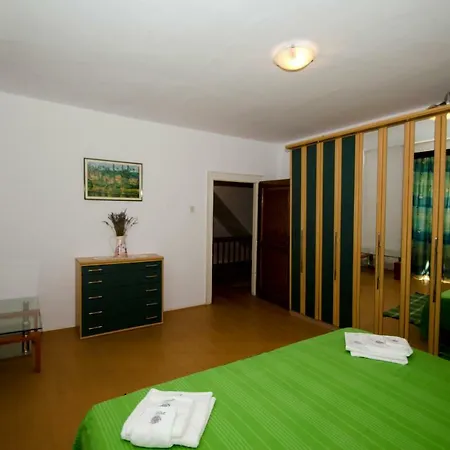 Roza * Srednje Selo na Šolti